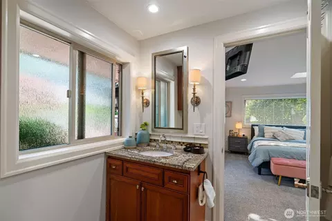Bath - 8723 Talbot Rd, Edmonds, WA 98026 photo 5 of 6