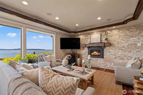 Living - 8723 Talbot Rd, Edmonds, WA 98026 photo 2 of 5