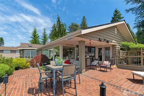 Exterior - 8723 Talbot Rd, Edmonds, WA 98026 photo 8 of 10
