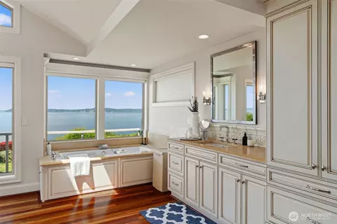Bath - 8723 Talbot Rd, Edmonds, WA 98026 photo 2 of 6