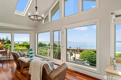 Living - 8723 Talbot Rd, Edmonds, WA 98026 photo 4 of 5