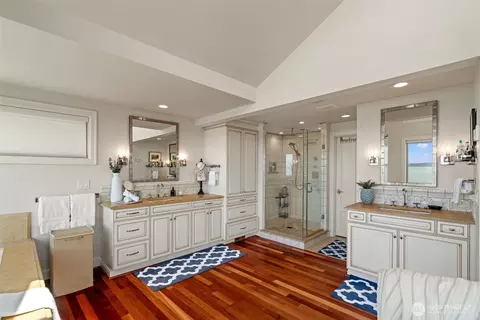 Bath - 8723 Talbot Rd, Edmonds, WA 98026 photo 3 of 6