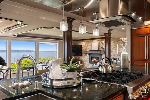 Kitchen - 8723 Talbot Rd, Edmonds, WA 98026 photo 3 of 4