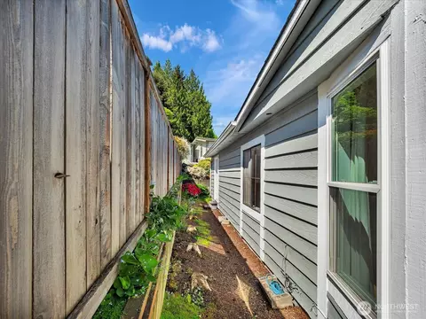Exterior - 17235 119th Ave NE, Bothell, WA 98011 photo 2 of 7