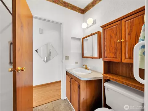 Bath - 17235 119th Ave NE, Bothell, WA 98011 photo 3 of 4