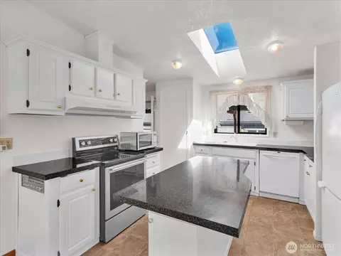 Kitchen - 17235 119th Ave NE, Bothell, WA 98011 photo 4 of 4