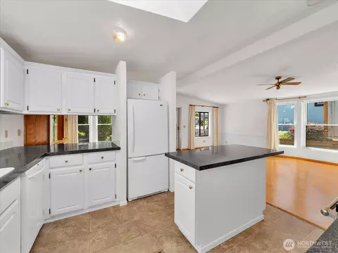 Kitchen - 17235 119th Ave NE, Bothell, WA 98011 photo 1 of 4