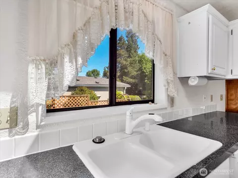 Kitchen - 17235 119th Ave NE, Bothell, WA 98011 photo 2 of 4