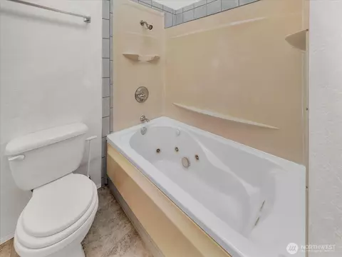Bath - 17235 119th Ave NE, Bothell, WA 98011 photo 2 of 4