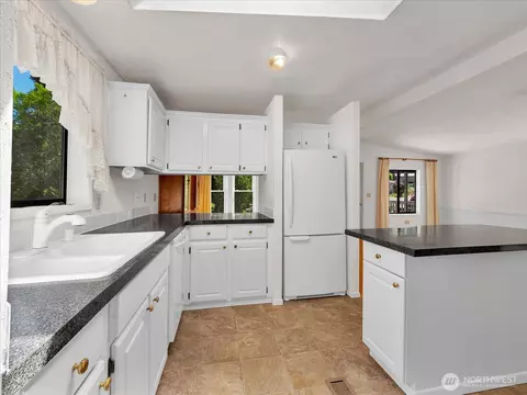 Kitchen - 17235 119th Ave NE, Bothell, WA 98011 photo 3 of 4