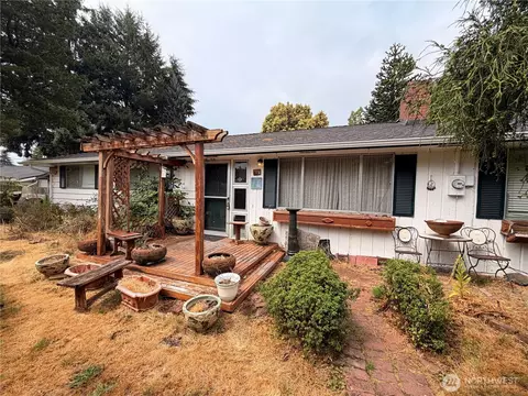 8815 37th St W, University Place, WA 98466