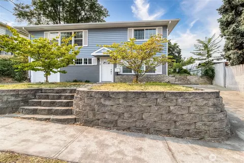 412 SE 5th St, College Place, WA 99324