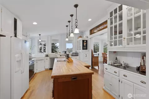 Kitchen - 115 Riverview Dr, Chehalis, WA 98532 photo 2 of 5