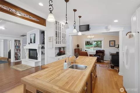 Kitchen - 115 Riverview Dr, Chehalis, WA 98532 photo 4 of 5