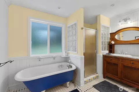 Bath - 115 Riverview Dr, Chehalis, WA 98532 photo 2 of 4