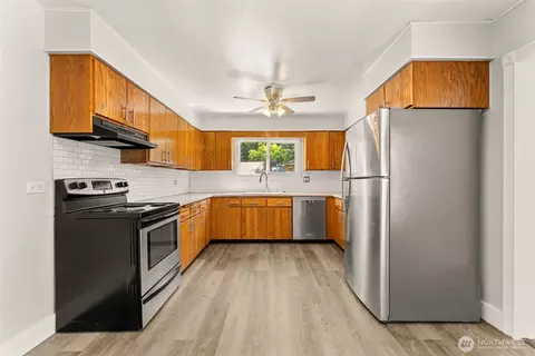Kitchen - 1296 Centralia Alpha Rd, Chehalis, WA 98532 photo 1 of 3