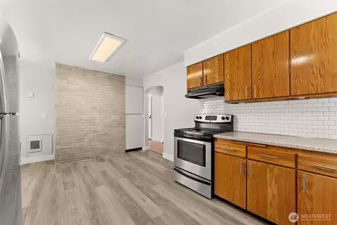 Kitchen - 1296 Centralia Alpha Rd, Chehalis, WA 98532 photo 2 of 3