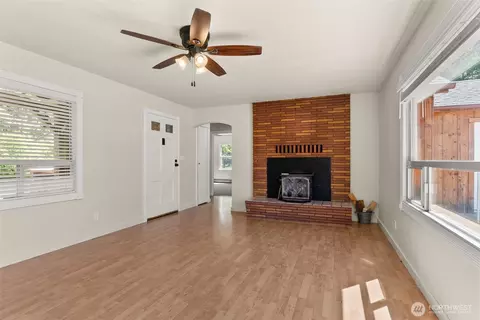 Living - 1296 Centralia Alpha Rd, Chehalis, WA 98532 photo 2 of 2