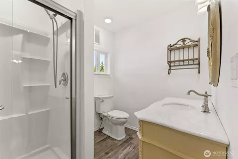 Bath - 1296 Centralia Alpha Rd, Chehalis, WA 98532 photo 2 of 2