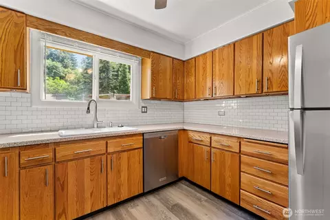 Kitchen - 1296 Centralia Alpha Rd, Chehalis, WA 98532 photo 3 of 3