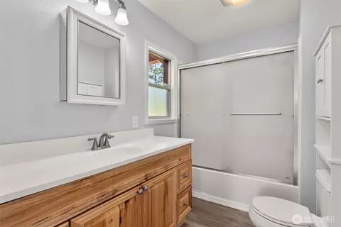 Bath - 1296 Centralia Alpha Rd, Chehalis, WA 98532 photo 1 of 2