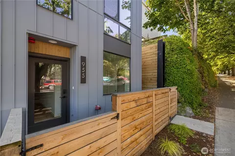 955 N 35th St, Seattle, WA 98103