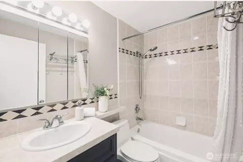 Bath - 75 E Lynn St #B, Seattle, WA 98102 photo 1 of 1