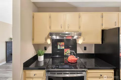 Kitchen - 75 E Lynn St #B, Seattle, WA 98102 photo 2 of 4