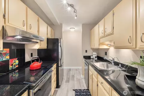 Kitchen - 75 E Lynn St #B, Seattle, WA 98102 photo 1 of 4