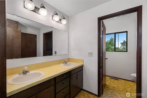 Bath - 111 Elm View Ave, Chehalis, WA 98532 photo 1 of 3