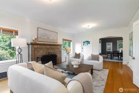 Living - 431 Smith St, Seattle, WA 98109 photo 2 of 2