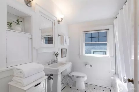 Bath - 431 Smith St, Seattle, WA 98109 photo 4 of 5