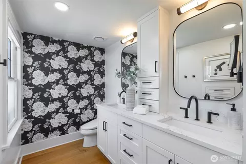 Bath - 431 Smith St, Seattle, WA 98109 photo 3 of 5