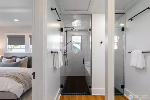 Bath - 431 Smith St, Seattle, WA 98109 photo 2 of 5