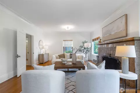 Living - 431 Smith St, Seattle, WA 98109 photo 1 of 2