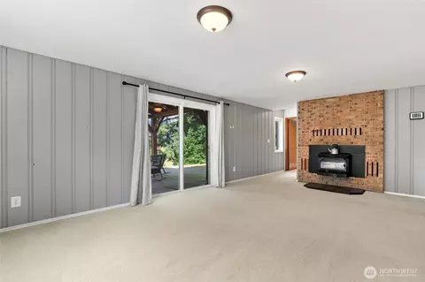 Living - 41212 268th Ave SE, Enumclaw, WA 98022 photo 4 of 5