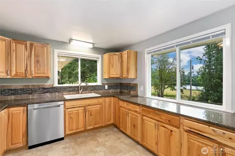 Kitchen - 41212 268th Ave SE, Enumclaw, WA 98022 photo 2 of 3