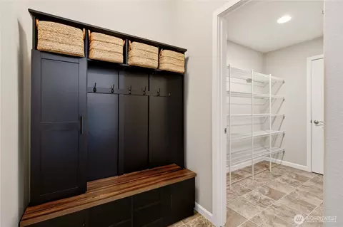 Entry Way - 519 Bondgard Ave E, Enumclaw, WA 98022 photo 3 of 4