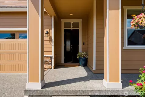 Entry Way - 519 Bondgard Ave E, Enumclaw, WA 98022 photo 1 of 4