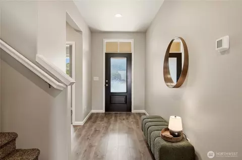 Entry Way - 519 Bondgard Ave E, Enumclaw, WA 98022 photo 4 of 4