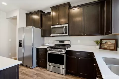 Kitchen - 519 Bondgard Ave E, Enumclaw, WA 98022 photo 2 of 5