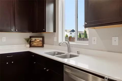 Kitchen - 519 Bondgard Ave E, Enumclaw, WA 98022 photo 4 of 5