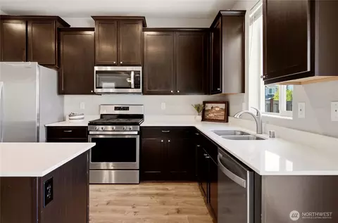Kitchen - 519 Bondgard Ave E, Enumclaw, WA 98022 photo 3 of 5