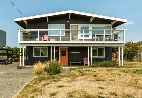 2577 Sunlight Beach Rd, Clinton, WA 98236