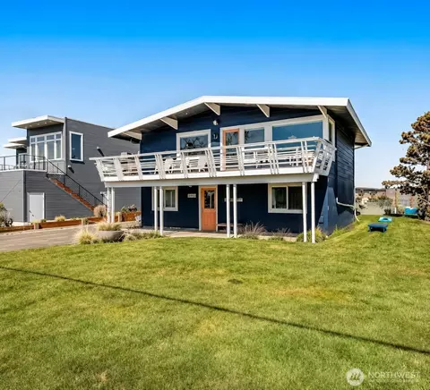 2577 Sunlight Beach Rd, Clinton, WA 98236