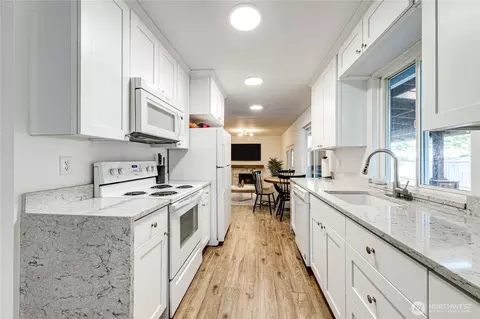 Kitchen - 21925 2nd Ave SE, Bothell, WA 98021 photo 4 of 4