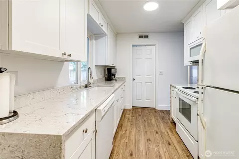 Kitchen - 21925 2nd Ave SE, Bothell, WA 98021 photo 2 of 4