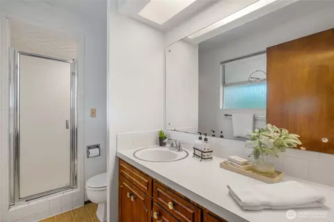 Bath - 4826 Glenhaven Dr, Everett, WA 98203 photo 1 of 2