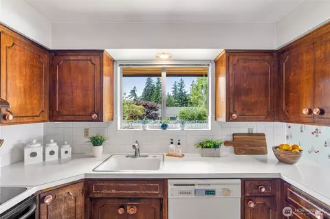 Kitchen - 4826 Glenhaven Dr, Everett, WA 98203 photo 2 of 4