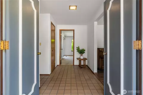 Entry Way - 4826 Glenhaven Dr, Everett, WA 98203 photo 2 of 2